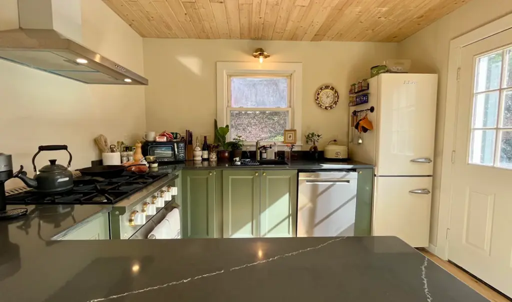 12 Ways to Declutter Your Home: A Complete Guide 2 Kitchen and Pantry